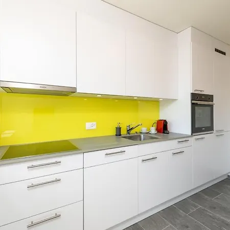 Beautiful Modern Family With Free Parking Apartment *