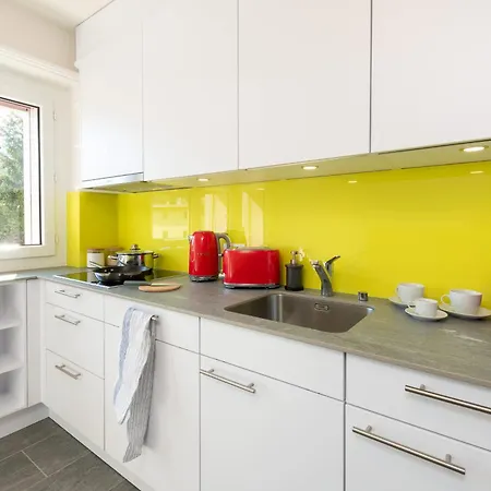 Beautiful Modern Family With Free Parking Apartment