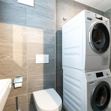 Beautiful Modern Family With Free Parking Apartment